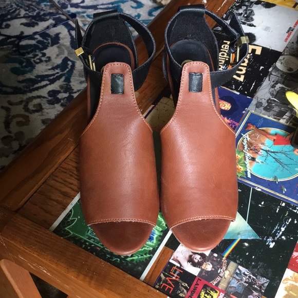 Brown/black/tan heels - Picture 2 of 4